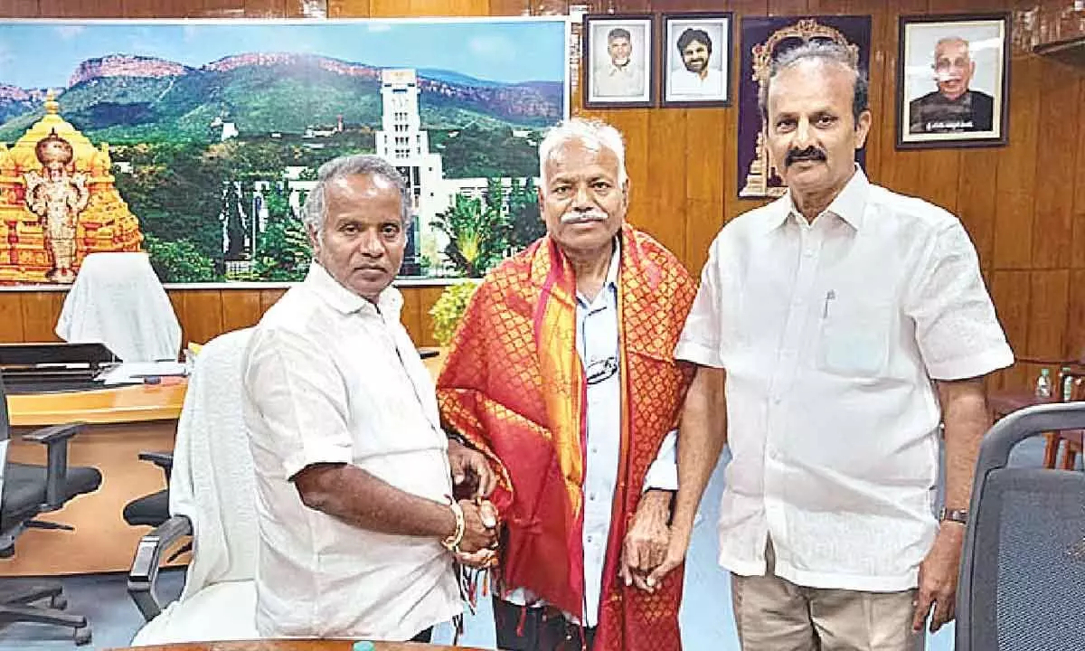 SV University Vice-Chancellor Prof Ch Appa Rao and Registrar Prof M Bhupathi Naidu felicitating Prof CK Jayasankar