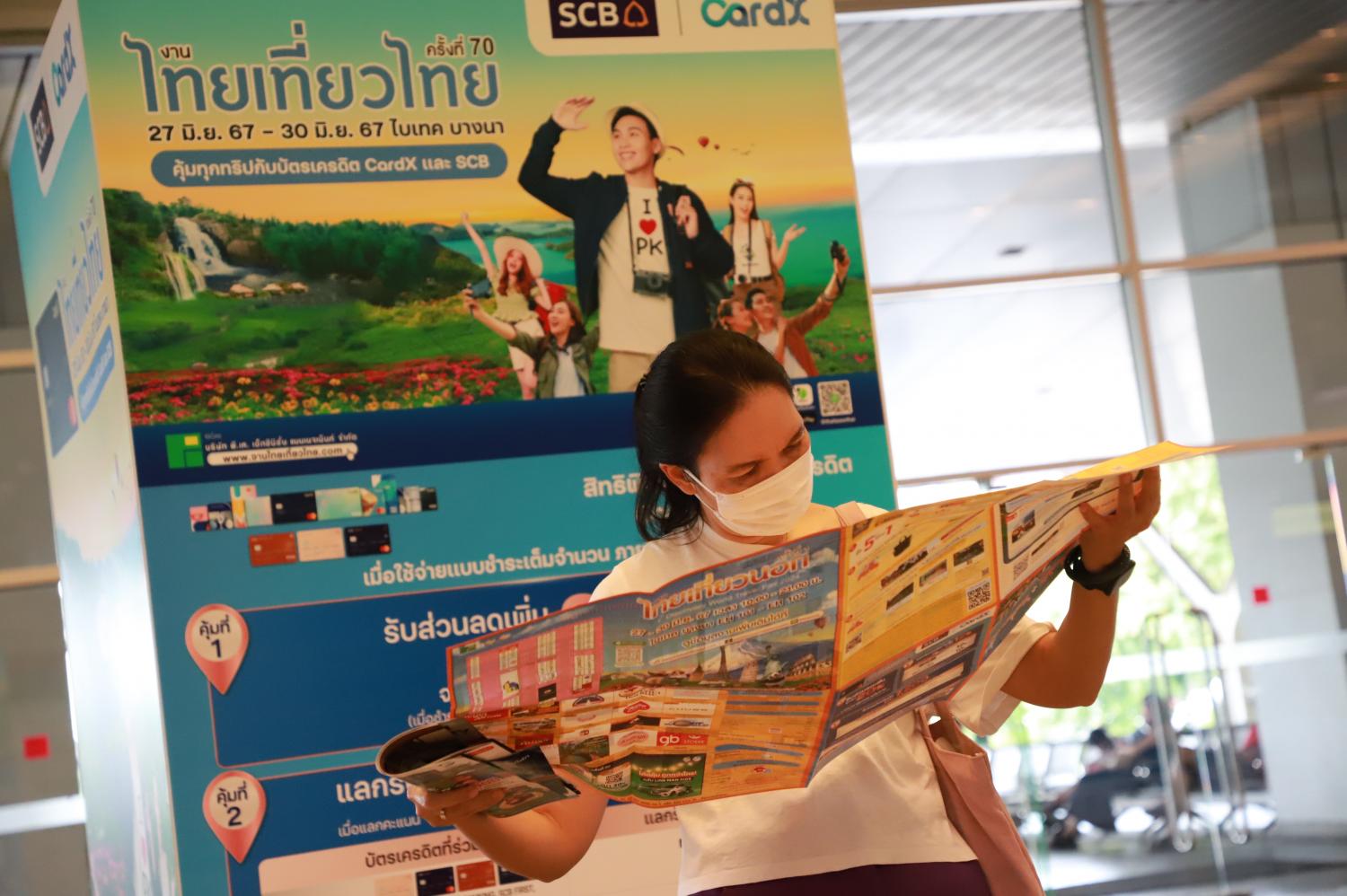 Visitors look for bargains at the Thai travel and tourism fair at the International Trade & Exhibition Centre. Domestic revenue for 2024 is expected to reach 965 billion. (Photo: Somchai Poomlard)