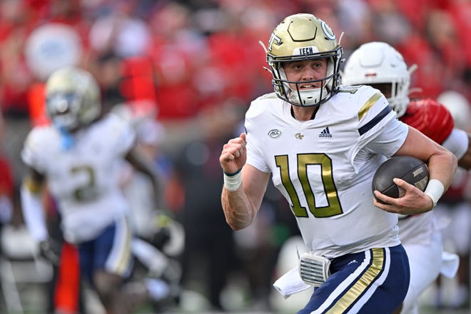 Sep 21, 2024; Louisville, Kentucky, USA; Georgia Tech Yellow Jackets quarterback Haynes King (10) runs the ball against the Louisville Cardinals to score a touchdown during the first quarter at L&N Federal Credit Union Stadium. Mandatory Credit: Jamie Rhodes-Imagn Images