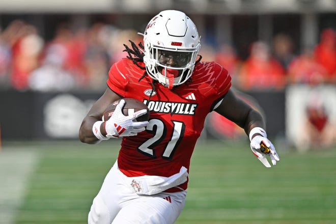 Sep 21, 2024; Louisville, Kentucky, USA; Louisville Cardinals running back Donald Chaney (21) runs the ball against the Georgia Tech Yellow Jackets during the first half at L&N Federal Credit Union Stadium. Mandatory Credit: Jamie Rhodes-Imagn Images