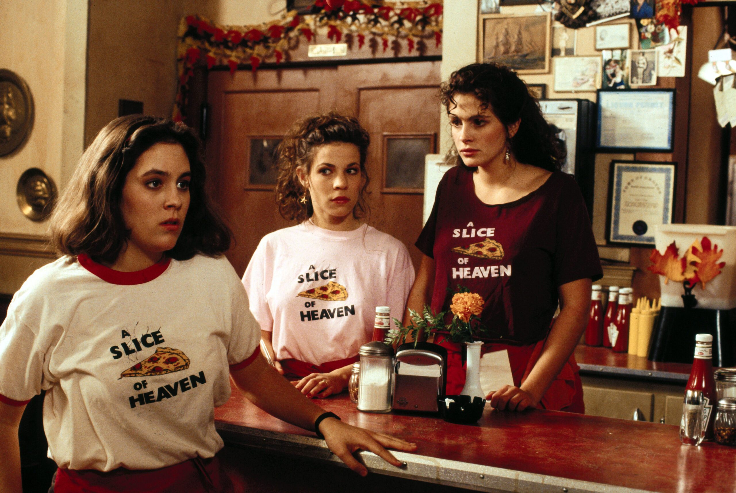 MYSTIC PIZZA, Annabeth Gish, Lili Taylor, Julia Roberts, 1988. (c) Samuel Goldwyn/ Courtesy: Everett Collection.