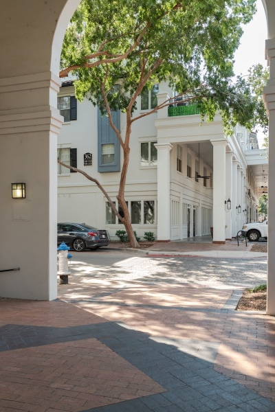 The streetscape in Los Colinas feels vaguely Mediterranean. 