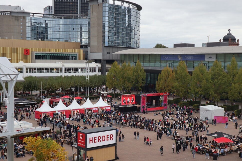 The Frankfurt Book Fair celebrated 75 years this year. Each year it attracts tens of thousands of visitors, and acts as a hub for the export of books across the world. An estimated 210,000 people visited this year’s fair, held Oct. 16-20. (Jang Ye-ji/Hankyoreh)