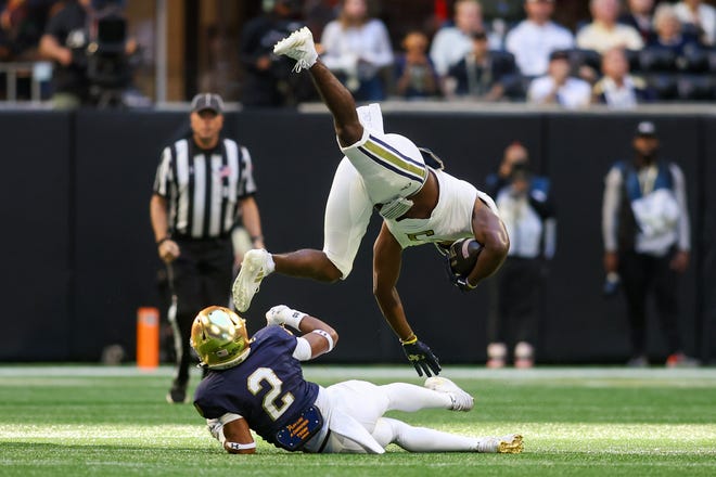 Oct 19, 2024; Atlanta, Georgia, USA; Notre Dame Fighting Irish safety Rod Heard II (2) tackles Georgia Tech Yellow Jackets wide receiver Avery Boyd (9) in the second quarter at Mercedes-Benz Stadium. Mandatory Credit: Brett Davis-Imagn Images