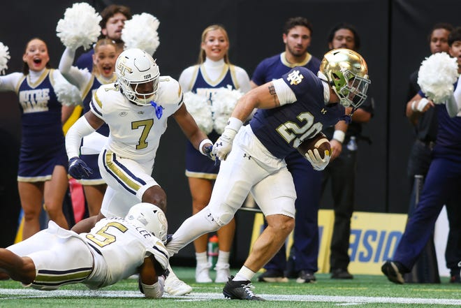 Oct 19, 2024; Atlanta, Georgia, USA; Notre Dame Fighting Irish running back Aneyas Williams (20) runs the ball against the Georgia Tech Yellow Jackets in the second quarter at Mercedes-Benz Stadium. Mandatory Credit: Brett Davis-Imagn Images