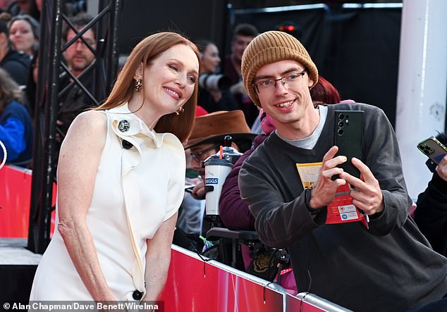 The actress also posed for selfies with fans