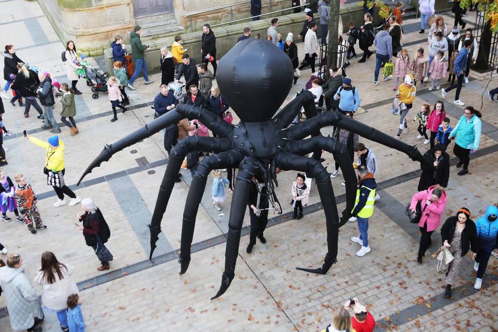 Arachnobot-spider-puppet-in-city-centre