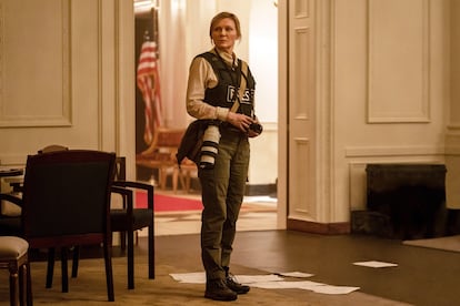 Kirsten Dunst, at the Capitol in Washington, in a still from 'Civil War' (2024), by Alex Garland.