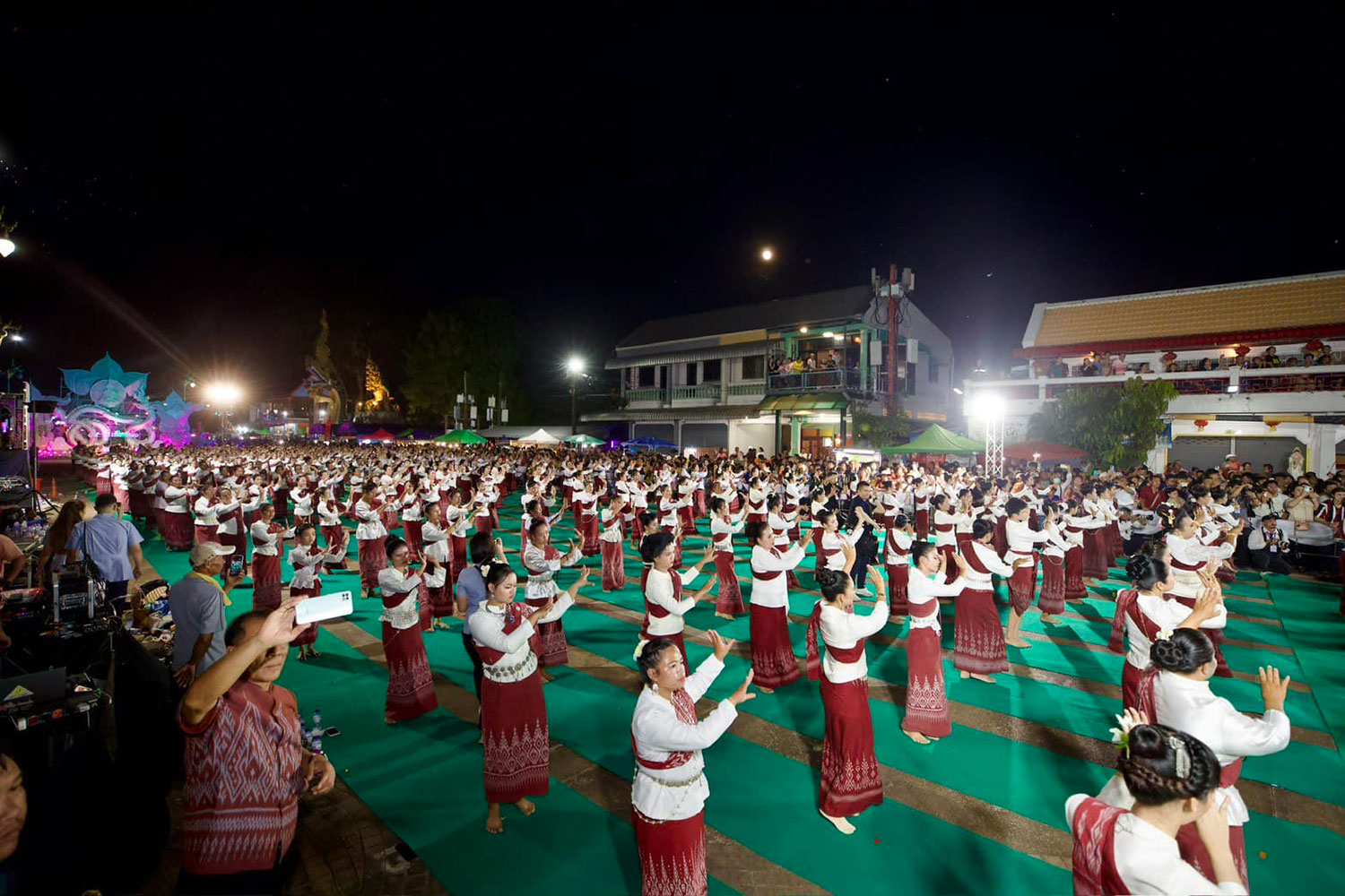 Women perform a traditional dance at the Naga ground in Phon Phisai district, Nong Khai, as part of a ceremony to mark the Ok Phansa festival, end of Buddhist Lent, on Thursday. (Photo: Ministry of Tourism and Sports)