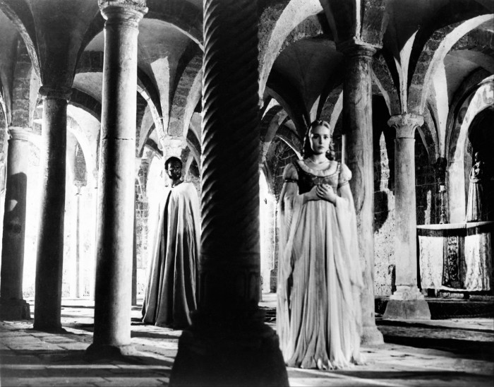 Orson Welles and Suzanne Cloutier in a vaulted cellar in ‘Othello’