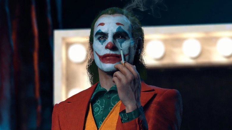 Arthur Fleck holding a cigarette in Joker: Folie a Deux