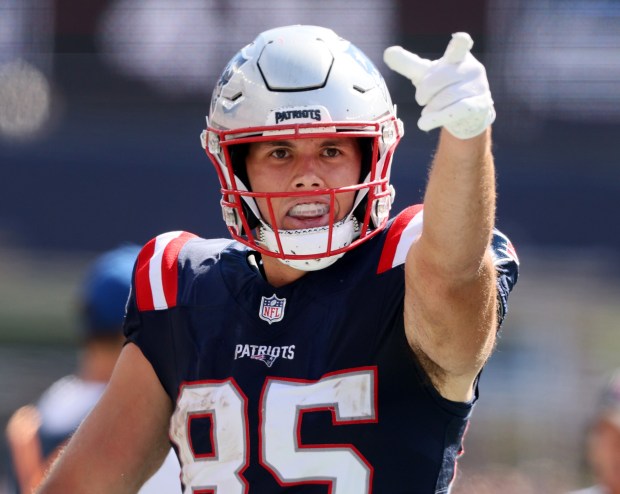 Foxboro, MA - New England Patriots tight end Hunter Henry signals a first down during the second quarter of the game at Gillette Stadium. (Nancy Lane/Boston Herald)