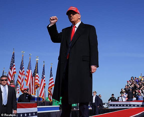 Republican presidential nominee and former U.S. President Donald Trump holds a rally in Lititz, Pennsylvania, U.S., November 3, 2024. REUTERS/Brian Snyder     TPX IMAGES OF THE DAY