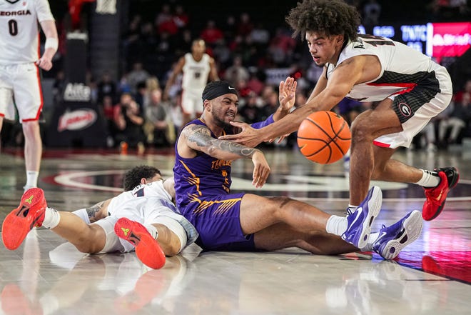 Nov 4, 2024; Athens, Georgia, USA; Tennessee Tech Golden Eagles guard Kyle Layton (2) passes the ball form the floor past Georgia Bulldogs forward Asa Newell (14) during the first half at Stegeman Coliseum. Mandatory Credit: Dale Zanine-Imagn Images