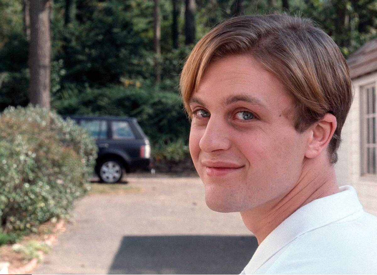 Michael Pitt smiling smugly to the camera as Paul in Funny Games