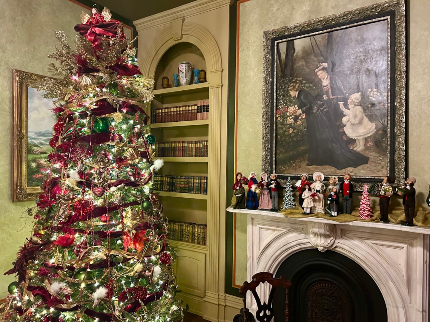 Lavish holiday decor? Fans of Christmas movie fare count on it. This is how they do it at the Silas W. Robbins House.