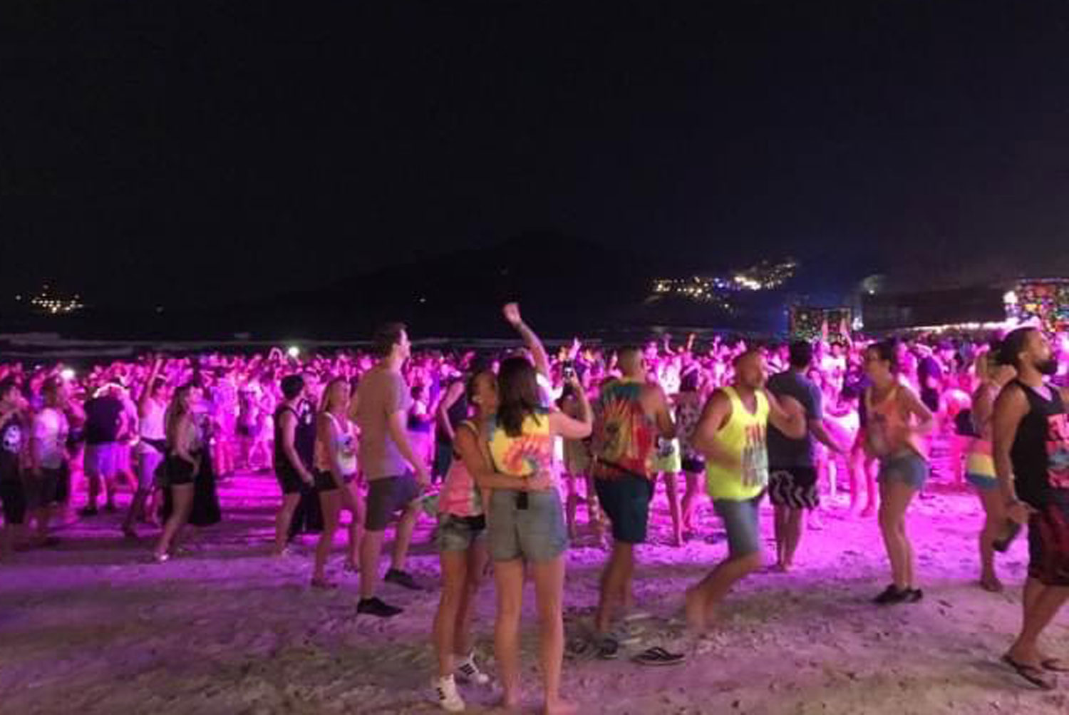 Many tourists pack the beach on Koh Phangan, Surat Thani, for the Full Moon Party and the Loy Krathong festival on Friday night. The activities were in full swing with no untoward incident happening. (Photo: Supapong Chaolan)