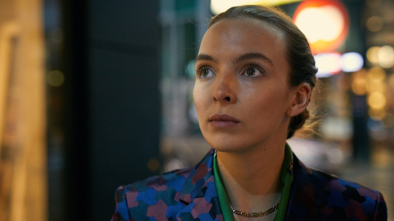 Killing Eve Villanelle stands and looks up on a street at night