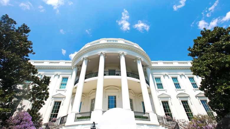 Front of White House with all windows closed