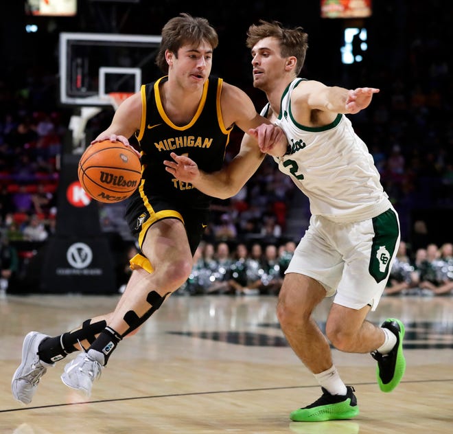 Michigan Tech's Marcus Tomashek (1) against University of Wisconsin-Green Bay's Preston Ruedinger (2) during a game on Dec. 18, 2024, at the Resch Center in Ashwaubenon, Wis.