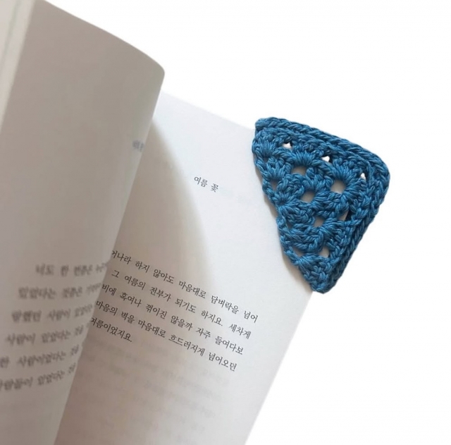 A blue knitted bookmark (From.B official Instagram account)