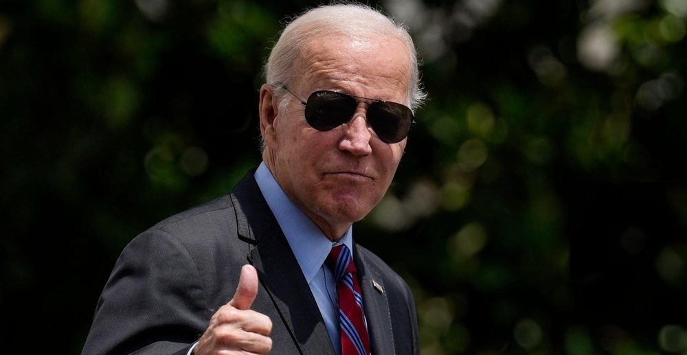 u.s.,president,joe,biden,gives,a,thumbs,up,on,the