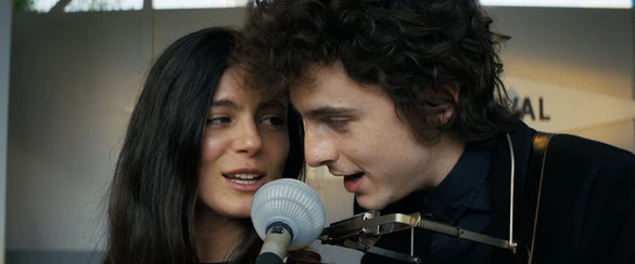 Monica Barbaro (Joan Baez) and Chalamet