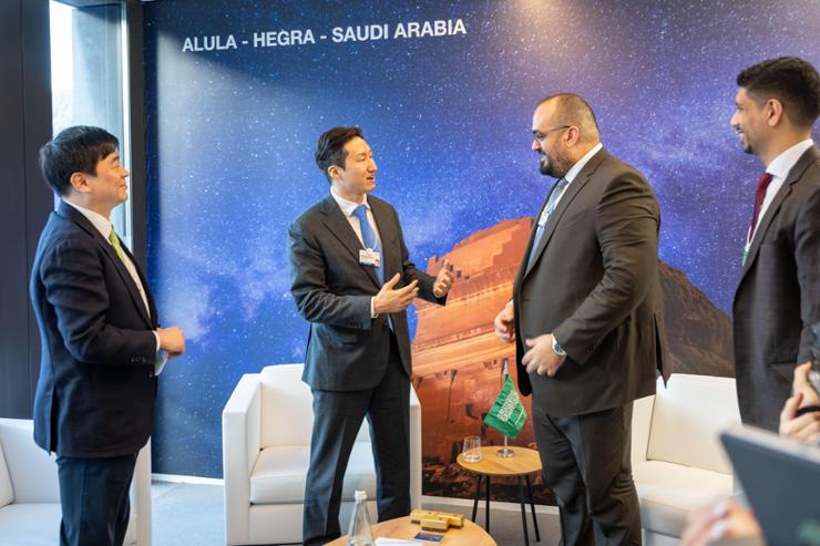 HD Hyundai Executive Vice Chairman Chung Ki-sun, second from left, talks to Saudi Arabia's Economy and Planning Minister Faisal Alibrahim, second from right, in Davos, Switzerland, Monday (local time). Courtesy of Saudi Arabia's Ministry of Economy and Planning