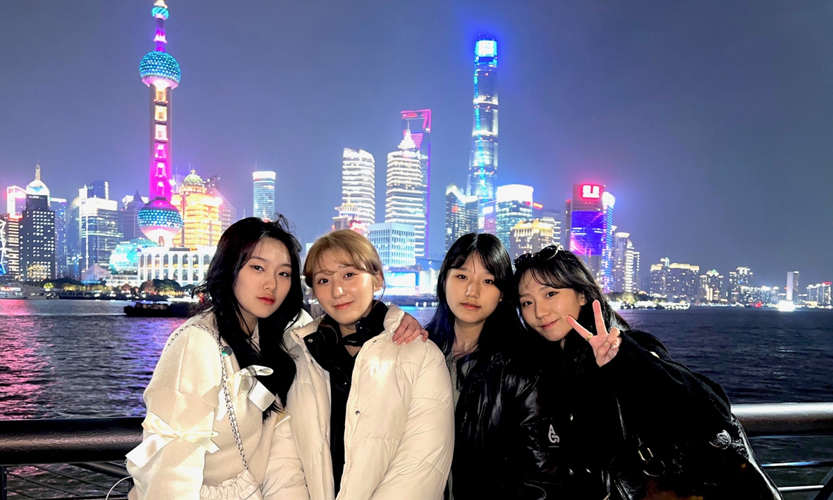 A group photo of South Korean student Baek Seo-Hui (first right) and her sisters taken at the Bund, Shanghai Photo: Courtesy of Baek