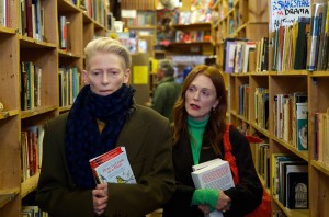 THE ROOM NEXT DOOR, (aka LA HABITACION DE AL LADO), from left: Tilda Swinton, Julianne Moore, 2024. ph: Iglesias Mas / © Sony Pictures Classics / Courtesy Everett Collection