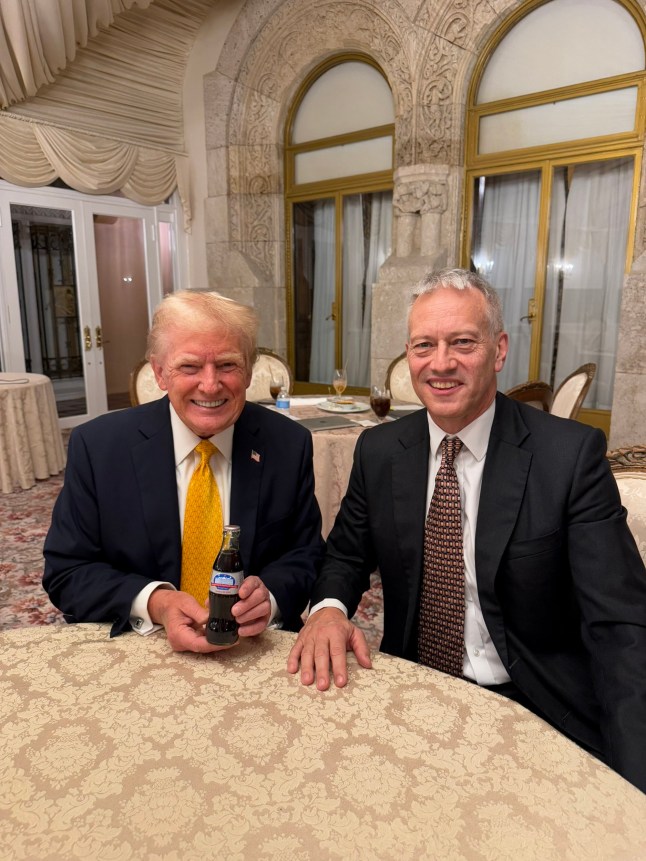 Trump receives commemorative bottle of his favorite drink Margo Martin @margomartin Tonight, President Trump received the first ever Presidential Commemorative Inaugural Diet Coke bottle from the Chairman and CEO of Coca-Cola Company, James Quincey