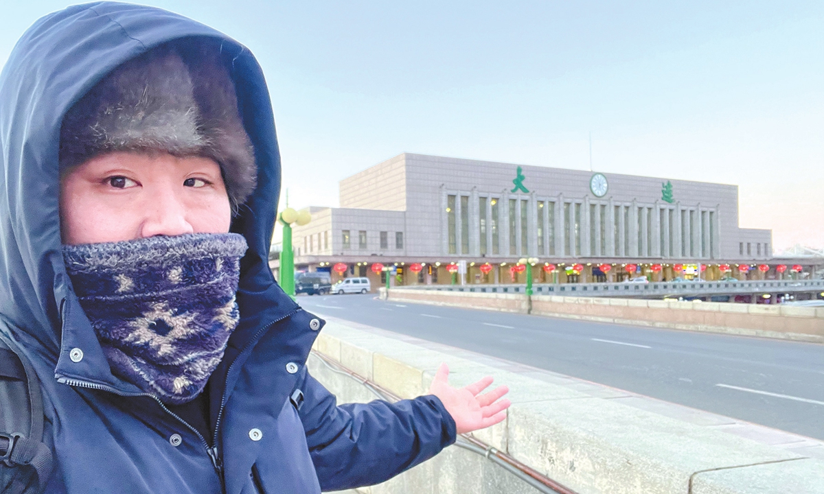 Japanese tourist SU poses for a photo in front of the Dalian Railway Station in Dalian, Northeast China's Liaoning Province. Photo: Courtesy of SU