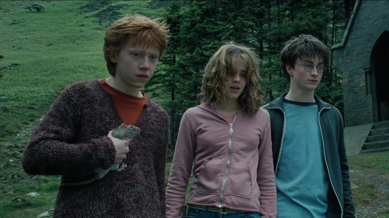 Ron holding Scabbers stood next to Hermione and Harry in Harry Potter and the Prisoner of Azkaban