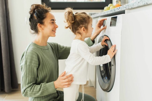 0_Mother-and-child-girl-little-helper-loading-washing-machine.jpg