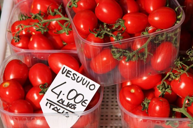 28_Tomatoes_sold_in_plastic_packaging_-_transparent_plastic_punnet_tray.jpg