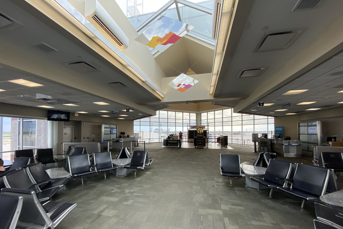 Class-action lawsuit seeks to collect unpaid wages for airport restaurant workers in Iowa