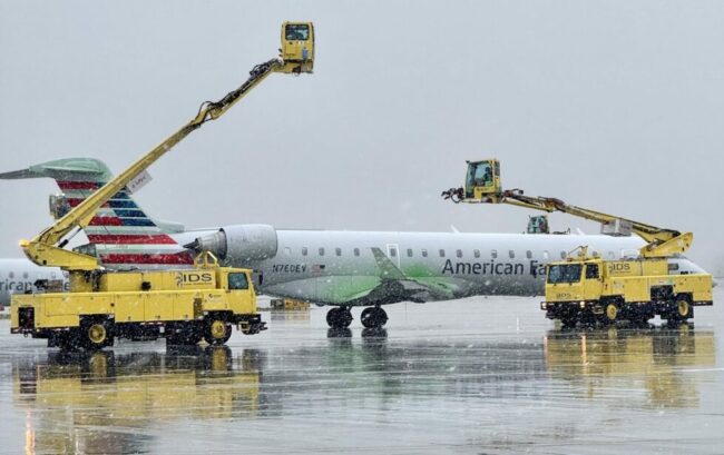 Deicing-planes-Des-Moines-Airport-photo-980×616-1.jpg