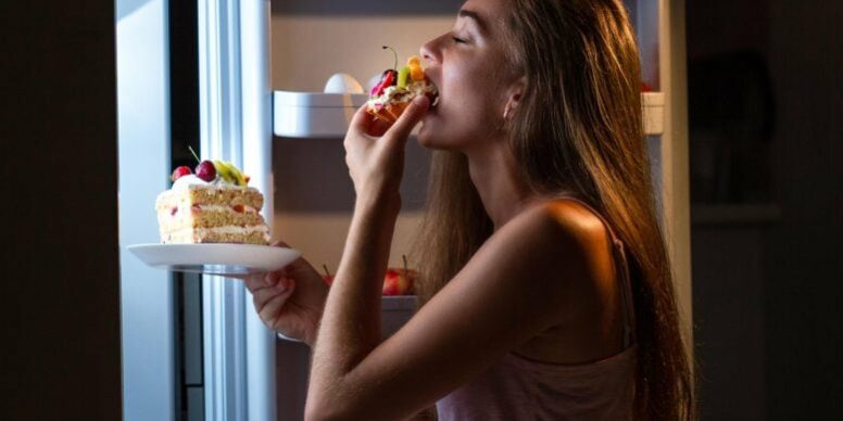 Late-Night-Snack-Woman-Eating-Cake-Refrigerator-777×518.jpg