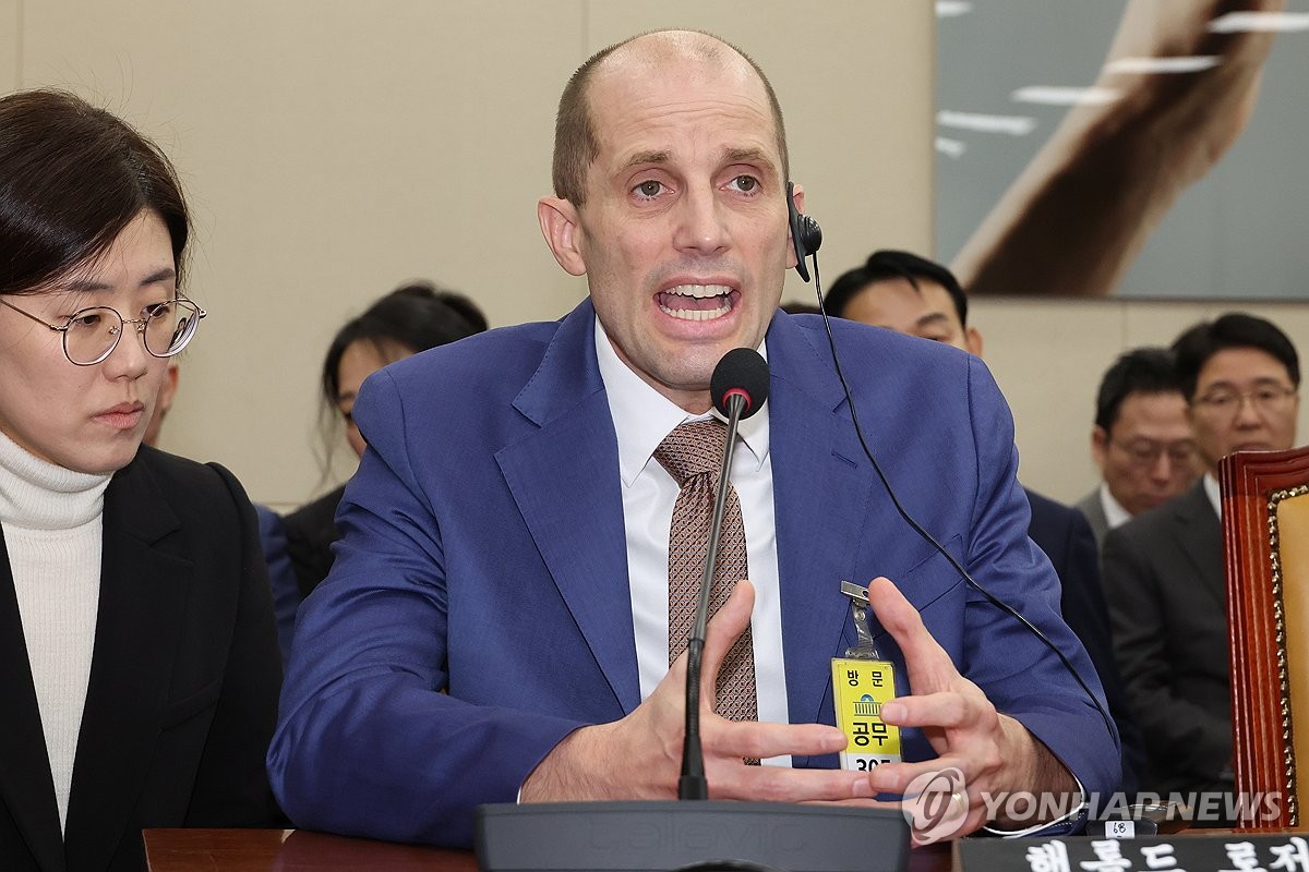 Harold Rogers, interim CEO of Coupang Corp., answers questions from lawmakers during a hearing on the e-commerce giant's massive data leak at the National Assembly in Seoul on Dec. 31, 2025. (Yonhap)