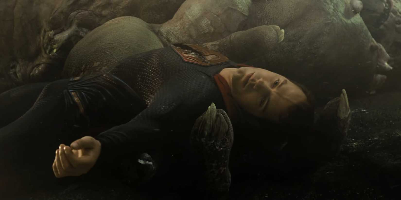 Superman lying dead in Doomsday's palm in Batman V Superman Dawn Of Justice (2016)