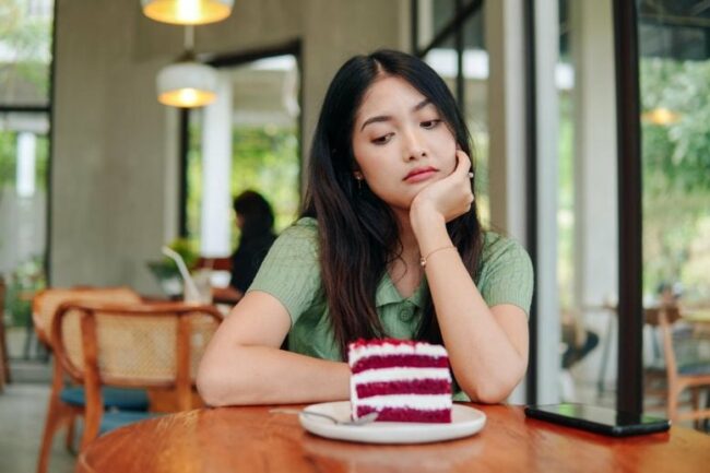 Woman-Looks-Sad-Cake-Dessert-Restaurant-777×518.jpg