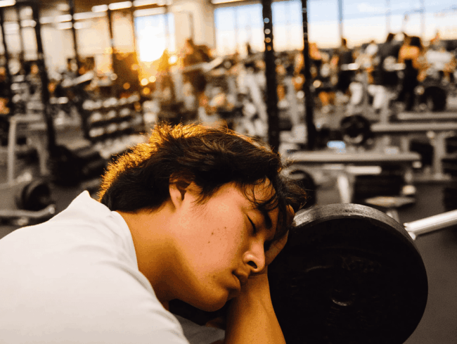 andandand0017_a_person_falling_asleep_at_the_gym_-chaos_70_-_99138320-c434-4543-bbde-5a13b558b962_2-1024×771.png