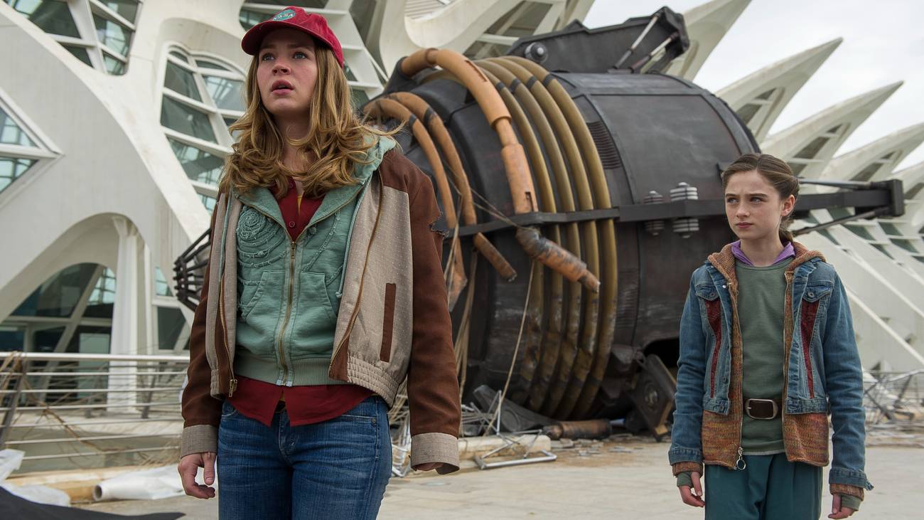 Britt Robertson Raffey Cassidy Tomorrowland