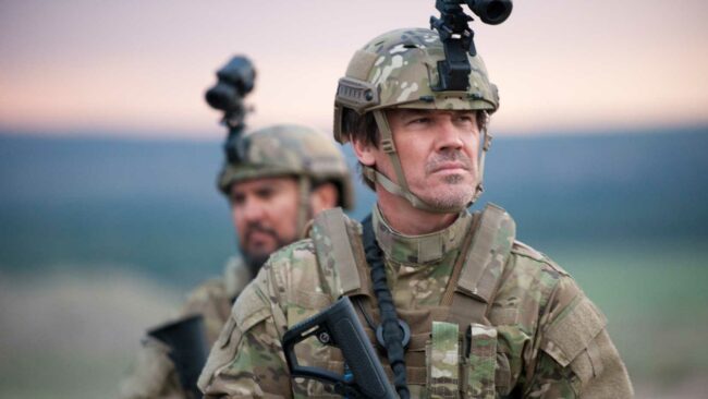 josh-brolin-in-sicario-wearing-military-gear-with-night-vision-and-a-rifle.jpg