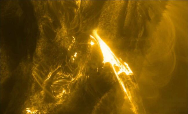 coronal-view-of-m-class-flare-at-2347-ut-with-hrieuv-and-stix-x-ray-contours-scaled.jpg