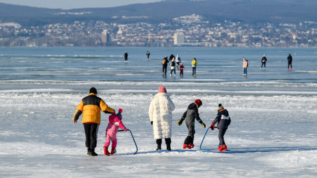 emberek-a-befagyott-balaton-jegen-zamardinal-800493.jpg