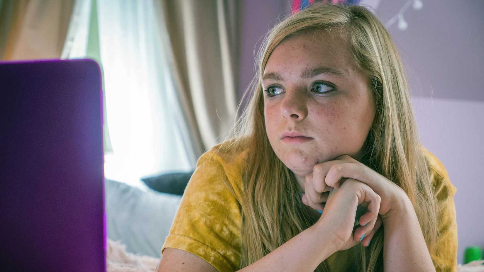 Elsie Fisher as Kayla Day by her computer in Eighth Grade