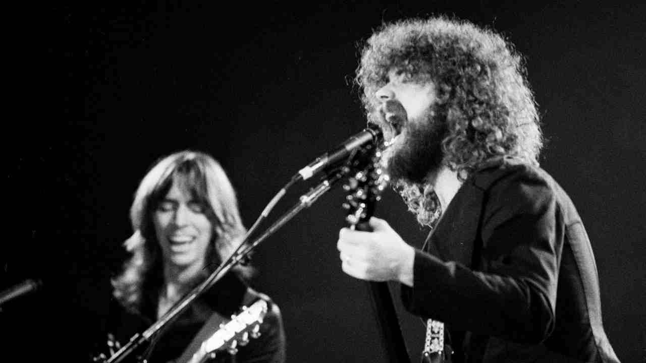 Boston&rsquo;s Tom Scholz and Brad Delp performing onstage in 1977