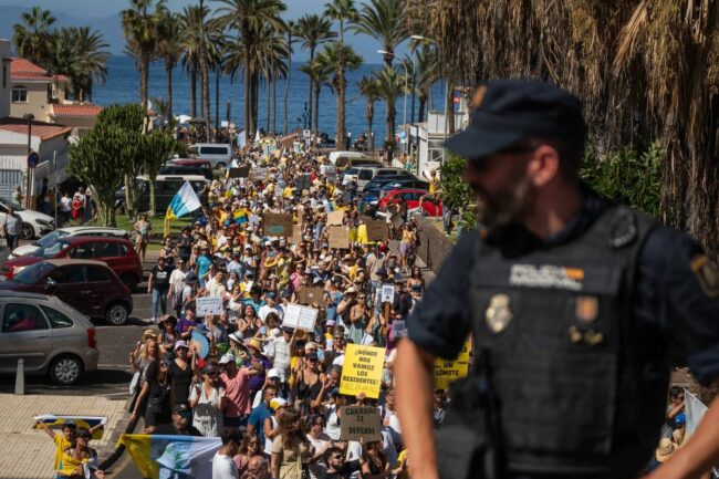 0_Thousands-of-protestors-in-Tenerife.jpg