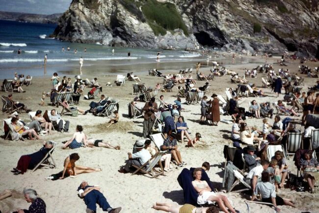 0_World-War-Two-BritainSeptember-1943-War-Workers-on-holiday-in-Cornwall-enjoy-a-day-on-the-beach-su.jpg